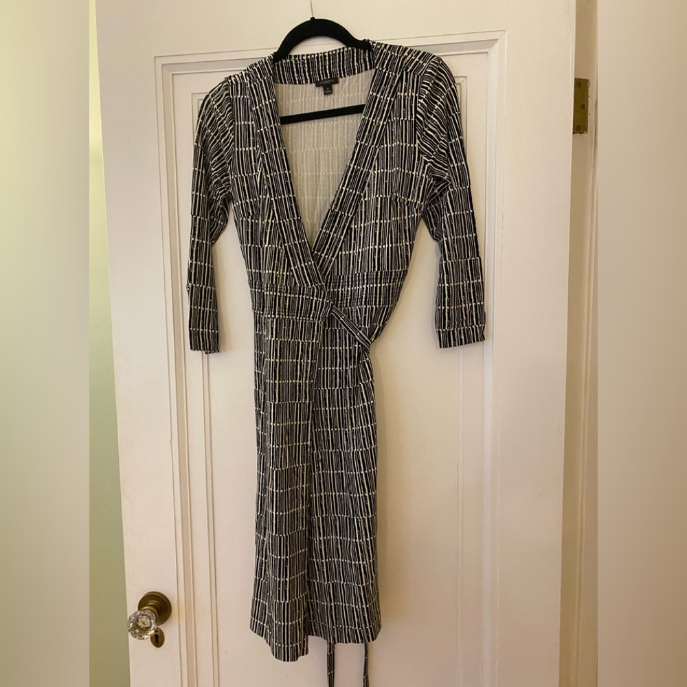 UEC ann Taylor brand black and white wrap dress. Size 0